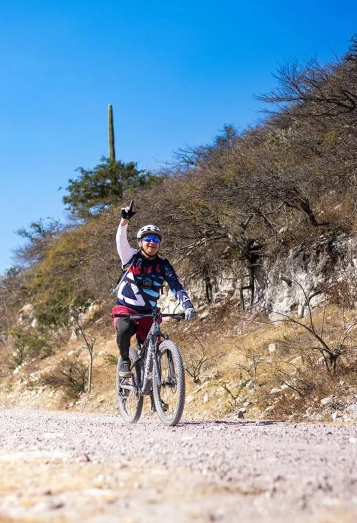 Ciclista de montaña en un sendero del municipio