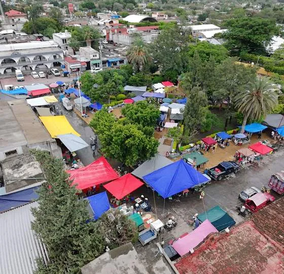 Vista aérea del zócalo y el tianguis de Tepeojuma