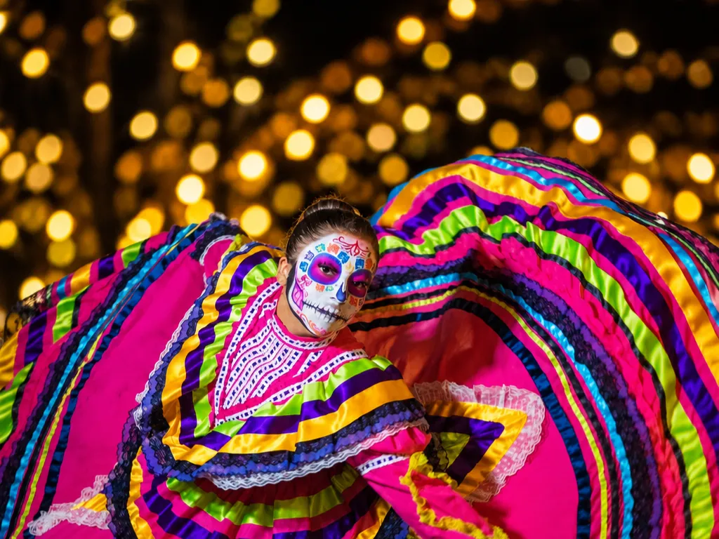 Bailarina con maquillaje de catrina y falda folclórica de colores